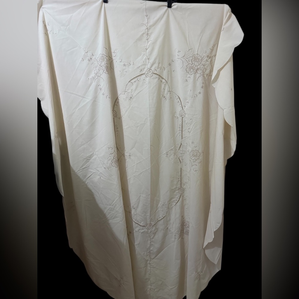 Vintage Off White Embroidered Tablecloth Oval Scalloped Edges Apprx 78 x 63